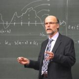 授業をする教授ビザ（在留資格）の大学教授の写真